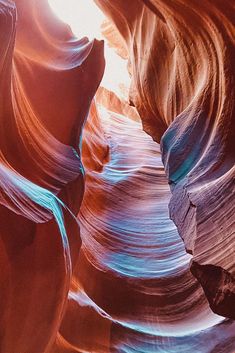 the light shines brightly through the canyon's narrow, red and blue walls