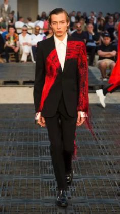 Alexander Mcqueen Menswear, Mcqueen Fashion, Mens Fashion Edgy, Mens Spring Fashion, Male Fashion Trends, Mens Fashion Urban, Alexander Mcqueen Men