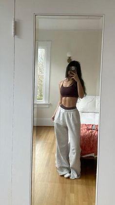 Good Shape Body Girl, Leggings With Tank Top Outfits, Tute Sportive Outfit, Alo Sports Bra Outfit, Gym Outfit Joggers Women, Sweats And Sports Bra Outfit, Fit Style Women, Baddie At Home Outfits, Workout Body Inspired