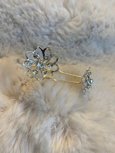 Stella Clear Flower Rhinestone Hair Stick Pin. (2 pieces per set) This Flower Hair Stick Pin is created with sparkling Rhinestone. Add this sparkly pin into your hair design to create a stunning effect. Item BSFM-HP4063CLEAR Plating Color: Silver Gemstone: Top Quality Rhinestone Stone Cut: Round Adornment Size: 22mm W Gemstone Color: Clear Metal: Rhodium Plated Quantity: 2 pieces per set Hair Comb & Pin Collection: www.etsy.com/shop/BelovedSparkles?section_id=15573770&ref=shopsection_leftnav_6 M Comb Pin, Bridesmaid Hair Pins, Hair Accessories Pins, Rhinestone Hair Pin, Rhinestone Hair, Wedding Hair Pins, Flower Hair Pin, Hair Stick, Hair Design