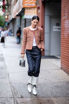 What to wear with a tweed jacket Tweet Jacket Outfit, Chanel Jacket Outfit, Chanel Details, Tweed Jacket Outfit, Street Style New York, Irene Kim, Tweed Outfit, Denim Street Style, Tweed Style