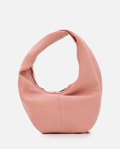 Single top handle. Large zip top opening Interior zip pockets. Color: pink. Composition: 100% Calf Leather