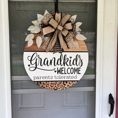 a door hanger that says grandkids welcome