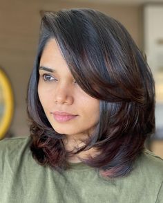 Round Face and Midi Cut with Swoopy Layers Choppy Haircuts, Bangs For Round Face, Medium Layered Haircuts, Beauty Hairstyles, Wavy Haircuts, Short Layered Haircuts, Round Face Haircuts, Work Hairstyles, Medium Hair Cuts