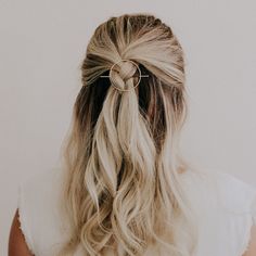 The prettiest hair pin circle and bar brass hair pin Straight Hairstyles Women, Hair Braid Ideas, Blond Rose, Media Cola, Easy Hairstyles For Medium Hair, Formal Hair, Hairstyles Women, Braid Ideas, Hair Braid