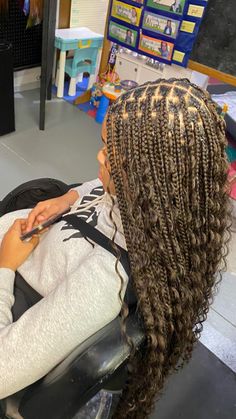 Boho Box Braids With Highlights, Color 4 Boho Knotless Braids, Honey Goddess Braids, Honey Blonde Goddess Knotless Braids, Boho Braids Light Brown, Braided Hairstyles Light Skin, Light Brown Boho Knotless Braids, Brown Goddess Knotless Braids, Goddess Braids With Highlights