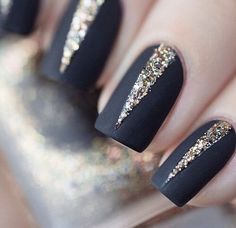 Comfortably Awkward Manicure Gold, New Years Eve Nails, Matte Nails Design, Glitter Art, New Year's Nails, Glitter Nail Art