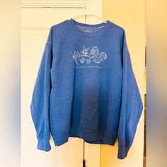 Great Condition Never Worn No Peeling Blue Casual Sweatshirt With Screen Print, Casual Blue Sweatshirt With Screen Print, Lime Green Shorts, Cropped Zip Up, Seersucker Pants, Pacsun Tops, Nike Tennis Dress, Pattern Sweater, Tennis Dress