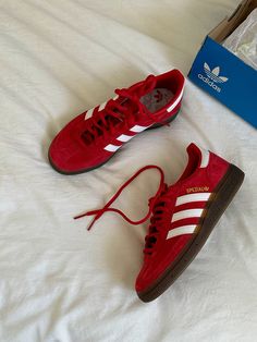 Adidas Samba Red Outfit, Adidas Red Shoes, Red Spezial Adidas, Red Adidas Samba, Red Samba Outfit, Adidas Spezial Red, Red Sambas Adidas, Spezial Adidas Shoes, Red Sambas Adidas Outfit