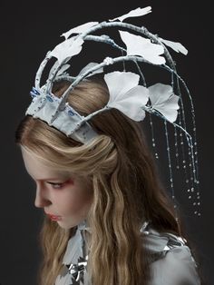 Jellyfish Body Adornment, Paper Head Piece, Rain Headpiece, Creative Hat Ideas, Jellyfish Headpiece, Bone Headpiece, Alien Headpiece, Wearable Art Headpieces, Futuristic Headpiece