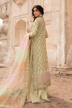 Eid Fits, Motif Wedding, Bridal Sharara, Wedding Dress Shirt, Pakistani Dresses Online, Fancy Suit, Gold Wedding Dress, Pakistani Designer Suits, Pakistani Wedding Dresses