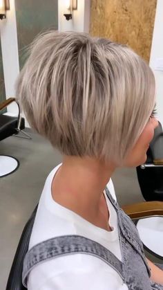 Stacked Bob, Bob Haircut For Fine Hair, Pixie Haircut For Thick Hair, Messy Short Hair, Choppy Hair, Edgy Short Hair, Bob Hairstyles For Fine Hair, Short Choppy Hair, Trendy Short Hair