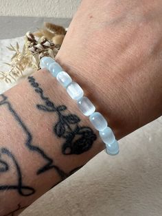 Discover the refreshing energy of blue selenite with our unique bracelets! Each bracelet has been crafted with carefully selected blue selenite beads to showcase the natural beauty and healing properties of this fascinating mineral. Blue selenite is known for its calming and renewing effects on the body, mind and soul. It is said to help reduce stress, release emotional blockages and promote deep inner peace. Its soft green color and delicate vibrations bring harmony and balance into your life. Our blue selenite bracelets are not only a fashion accessory, but also a powerful tool for spiritual growth and emotional healing. Wear them daily to cleanse your energy, strengthen your intuition, and deepen your connection to nature. Experience the transformative power of green selenite with our b Spiritual Blue Moonstone Bracelets, Blue Moonstone Bracelets For Healing, Blue Moonstone Bracelet For Healing, Selenite Bracelet, Cleanse Your Energy, Selenite Jewelry, Soft Green Color, Finding Inner Peace, Le Port