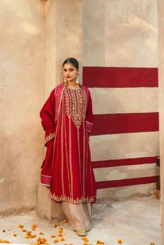 Heavily embellished on a pure magenta raw silk canvass with intricate gold antique zardosi with zari craftsmanship in a panelled kalidaar silhouette, the handwork on this beautiful design takes upto 150+ hours to complete done by our chosen expert artisans, styled with a matching pure silk dupatta and embellished flapp Heavy Handwork Suits Design, Heavy Indian Dresses, Heavy Embroidery Suits Design, Shadi Outfits, Heavy Suits, Co Ords Outfits, Mehndi Dress, Clothing Store Interior