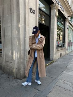 Burberry Trench Coat Street Style, Cap Outfits For Women Street Style, Burberry Trench Outfit, Burberry Coat Outfit, Burberry Trench Coat Outfit, Trench Coat Street Style, Cozy Rainy Day Outfit, Cold Rainy Day Outfit