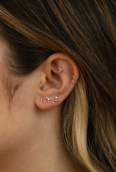 Dainty Ear Piercing Ideas, Minimal Ear Stack, Wwake Earrings, Simple Earring Stack, Flat Piercing Jewelry, Flat Ear Piercing, Flatback Earrings, Flat Piercing, Curated Ear