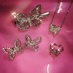 Monster High Jewelry Aesthetic, Aesthetic Butterfly Necklace, Trendy Pink Butterfly Jewelry, Crystal Necklace Butterfly, Luxury Pink Butterfly Jewelry, Pink Tumblr Aesthetic, Diy Jewelry Rings, Tiffany Jewelry, Golden Jewelry