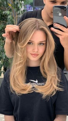 Thick Poofy Hair Haircut, Curtain Bangs Long Hair Layers Not Styled, Haircuts Long Hair 2023, Pretty Shoulder Length Haircuts, Front Layers Medium Hair Wavy, Facial Framing Haircuts, 90s Female Haircut, 90s Haircuts Side Part, Blonde Balayage For Olive Skin Tone