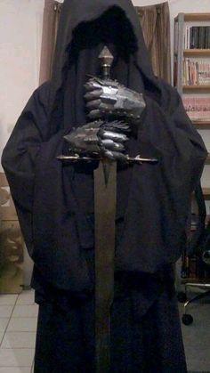 Nazgul Aesthetic, Nazgul Halloween, Unique Cosplay Ideas, Nazgul Costume, Ring Wraith, Arte Alien, Black Cape, Flat Nose, Gloves Black