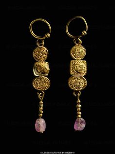 Visigoth gold and gemstone earrings, 7th century, CE, from Puente Gentil. L:10cm Museo Arqueologico, Madrid, Spain Museum Jewelry, Bijoux Art Nouveau, Roman Jewelry, Ancient Jewellery, Gold Pendants, Vintage Jewelry Art, Medieval Jewelry