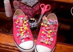 Cute Kandi Bracelets, Pastel Kandi, Pastel Converse, Customized Converse, Scene Shoes, Pastel Scene, Customized Shoes, Kandi Inspo, Diy Kandi Bracelets