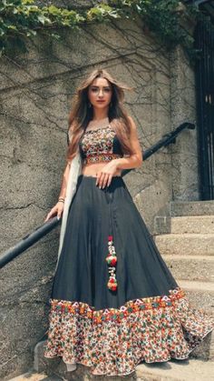 Cotton Lengha Design, Lengha Design For Navratri, Lengha For Navratri, Navaratri Chaniya Choli Black, Black Lehenga Combination, Lehanga For Navratri, Choli Ideas For Navratri, Gagra Choli Fashion Weddings, Embroidery Lehanga Design