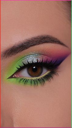 If you’re getting bored with your everyday eyeshadow look, you may feel the urge to try something new. Colourful eyeshadow looks are… Smokey Cat Eye Makeup, Colorful Eye Makeup Tutorial, Cat Eyeliner Makeup, Cat Eye Makeup Tutorial, Real Cat, Vibrant Makeup, Eyeshadow Tutorials, Smokey Eye Makeup Tutorial, Makeup Tutorial Eyeliner