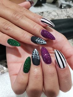 Diy Halloween Dip Nails, Halloween Chic Nails, Beetlejuice Manicure, Halloween Horror Nights Nails, Modern Halloween Nails, Pretty Halloween Nails Acrylic, Beatle Juice Nail Art, Halloween Nail Inspiration, Halloween Stilleto Nails