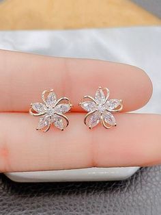 خواتم خطوبة, قلادات متدلية, Gold Earrings Models, Pretty Jewelry Necklaces, Jewelry Accessories Ideas, Fancy Jewellery, Gold Earrings Designs, Jewelry Lookbook, Fancy Jewelry