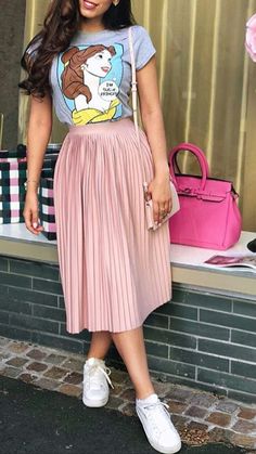 Pleated Skirt Outfit Ideas, Long Skirt Top Designs, Modest Streetwear, Wfh Outfits, Long Skirt And Top, Dress And Sneakers Outfit, Pleated Skirt Outfit, Zendaya Outfits, Cute Modest Outfits