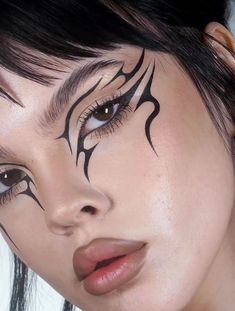 Futuristic Eyeliner, Hooded Eye Graphic Liner, Graphic Liner Makeup Hooded Eyes, Makeup With Bangs, Intense Makeup Looks, Alt Liner, Rock Eyeliner, Cool Eyeliner Designs, Cybergoth Makeup