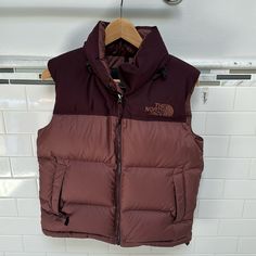 Minor Stains Around Neck Line. Size Small. Black North Face Vest, North Face Hyvent Jacket, North Face Hyvent, Sleeveless Puffer, North Face Vest, Womens Puffer Vest, Red Vest, Reversible Vest, Hooded Vest