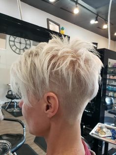 Shaved Head Styles, Rihanna Short Hair, Blonde Hair At Home, Super Short Haircuts, Undercut Long Hair, Taper Fade Haircut, Cool Short Hairstyles, Short Hair Pixie Cuts