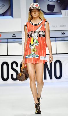 Moschino RTW Fall 2015 - Knallfarben, fette Beats und ein Hauch der 90er: Star-Designer Jeremy Scott verwandelte die Moschino-Show in eine große Party Jeremy Scott Moschino, Fall Fashion Week, 2015 Runway, Kids Summer Fashion, Sportswear Fashion, Runway Looks, Love Moschino