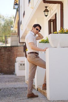 summer khaki outfit for men with ralph lauren white shirt, khaki trousers, brown boots and black sunglasses Style Ideas For Men, White Shorts Outfit, White Short Sleeve Shirt, Khaki Trousers, Khaki Fashion, Street Style Summer, Man Style