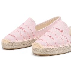 Matamis na pink na may burda na pulang rosas na mga salita sa paglalakbay espadrille flats.

Uri ng Flat: Flat Platform
Itaas na Materyal: Abaka
Insole Material: Abaka
Lining Material: Cotton Tela
Hugis ng daliri: Bilog na daliri
Outsole Material: Goma
Uri ng Pagsara: Slip-On

Fit: Tama ang sukat sa laki, kunin ang iyong normal na laki. Taas ang ulo, ang mga ito ay dapat na makaramdam ng hawakan hanggang sa masira ang mga ito (pagkatapos ay tama ang kanilang pakiramdam). Travel Words, Espadrille Flats, Plate Mat, Porto Rico, Flat Espadrilles, Flat Espadrille, Red Rose, Womens Flats, Puerto Rico