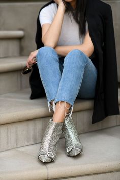 Spring Statement Piece - keep everything else classic and add a pop of boot bling. Understated way to wear a new trend #metallic #glitterboots #springstyle Glitter Ankle Boots Outfit, Sparkly Booties Outfit, Glitter Booties Outfit, Glitter Shoes Outfit, Glitter Boots Outfit, Gig Outfits, Gig Outfit, Wedding Fits, Outfit Ideas Fashion