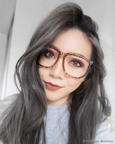 O "Charcoal Hair" é tendência para 2017 com a ideia de cabelos escuros com mechas acinzentadas (Foto: Instagram @stylesuzi) 2017 Hair Trends, Grey Hair Looks