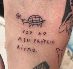 a person with a tattoo on their leg that says you no meu proxio ritmo