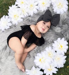 FASHION || LIFESTYLE ™ on Instagram: “So Cute 😘 1,2,3,4,5,6,7,8,9 or 10? 💕 Tag Someone Who Would Love This 👆🏻 Follow: ♥ @Instaoutfitshop ✨ Credit: ♥ DM?✨” Baby Girl Black, Projek Menjahit, Baby Mode, Infant Baby Girl, Off The Shoulder Romper, Newborn Pictures