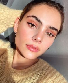 Maquillaje Glowy, No Make Up Make Up Look, Makeup Glowy, Smooth Glowing Skin, Peach Makeup, Makeup Tip, Glowy Makeup, Clean Makeup