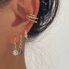 Diese Schmucktrends perfektionieren deinen Sommerlook. Aesthetic Gold Earrings, Gem Stone Earrings, Earring Stacks, Ear Stacks, Colourful Earrings, Earring Charm, Earring Stack, Piercing Inspo, Gem Earrings