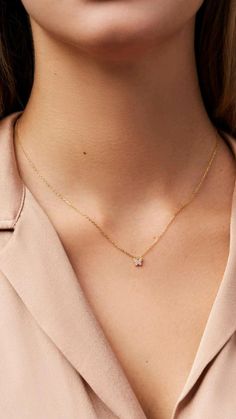 Simple Pendents For Gold Chain, Classy Jewelry Aesthetic Gold, Neckpiece Aesthetic, Simple Neck Chains Gold, Aesthetic Chains Necklace, Pendant Designs Gold Simple, Neck Chains Gold Simple, Simple Diamond Chain, Gold Necklaces Aesthetic