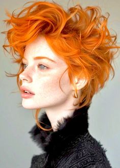 #redhair #redhaircolor #eyemakeup #perfectmakeup #hermosamujer #pelirrojas #colorina #redlips #labiosrojos #lips #labios #lipsmakeup Mohawk Hairstyles For Women, Curly Pixie Haircuts, Auburn Red, Wavy Hairstyle, Ginger Hair Color, Gorgeous Hair Color, Ginger Snap, Tousled Waves, Copper Hair Color