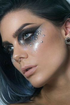 Moon Makeup Halloween, Cosmic Witch Makeup, Celestial Witch Costume Makeup, Moon Costume Makeup, Silver Space Makeup, Moon Fairy Makeup Ideas, Makeup Commercial, 90s Rave Aesthetic, Space Makeup Futuristic Make Up