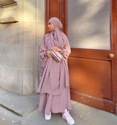 Jilbabs are not only the perfect prayer wear, but also great to run errands in or for brunch dates with your girl gang! Cute Abaya Hijab Outfit, Hijab Abaya Style, Hijab Khimar Style, Jilbab Hijab Style, Jilbaab Collection, Voile Outfit, Jilbab Styles, Jilbab Outfit, Khimar Outfit