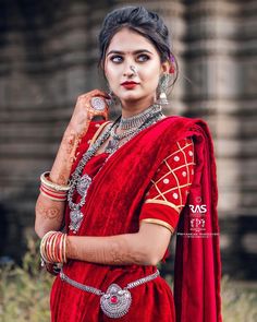 Marriage Girl, Marathi Saree, Indian Bride Poses, Indian Bride Photography Poses, Bride Photos Poses, Bridal Photography Poses, Indian Wedding Couple Photography, Beautiful Photoshoot Ideas, Bride Photography Poses