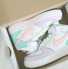 chaussurescustomisées:chaussures:chaussureenfant:shoeskids Shoe Doodles, Tenis Aesthetic, Shoe Drawings, Quirky Shoes, Af1 Custom, Dr Shoes, Nike Shoes Girls, Preppy Shoes, Jordan Shoes Girls