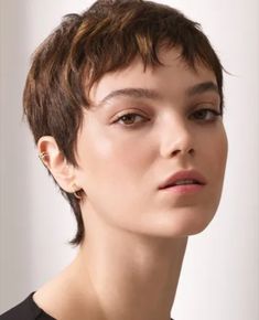 Really Short Hair, Short Brown Hair, Very Short Hair, Penteado Cabelo Curto, Short Hair Haircuts, Short Hair Styles Pixie, Pixie Hairstyles