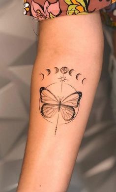 Fases de la luna, el círculo por el ciclo de la vida y la mariposa por la transformación. Muster Tattoos, Writing Tattoos, Cute Tattoos For Women, Tattoo Feminina, Feather Tattoos, Trendy Tattoos